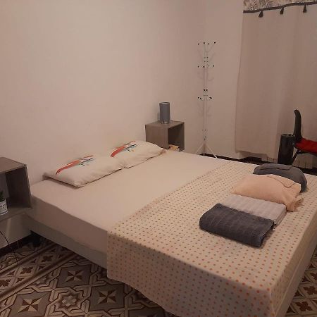 Petit Appart Entier Au Coeur Des Remparts - Netfix Et Connection Fibre Gratuits Carpentras Kültér fotó